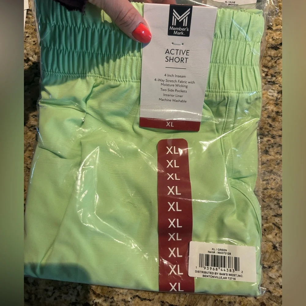 NWT Athletic Shorts with Elastic Waistband and Lightweight Material in‎ Green